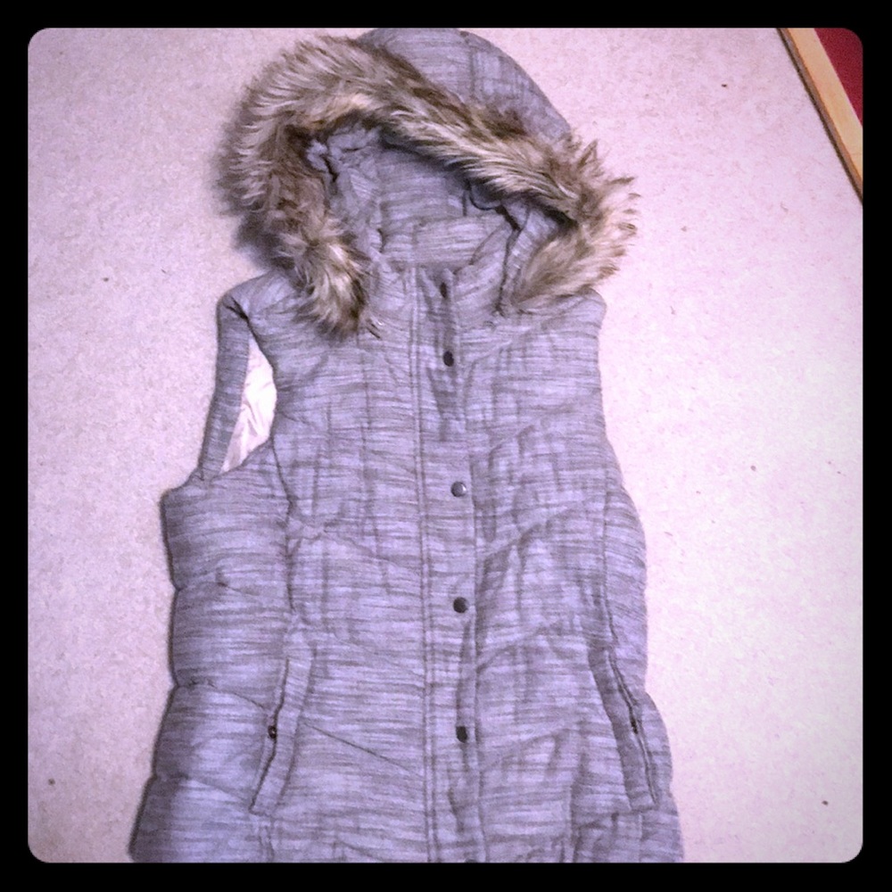 Women’s vest with removable fur hood